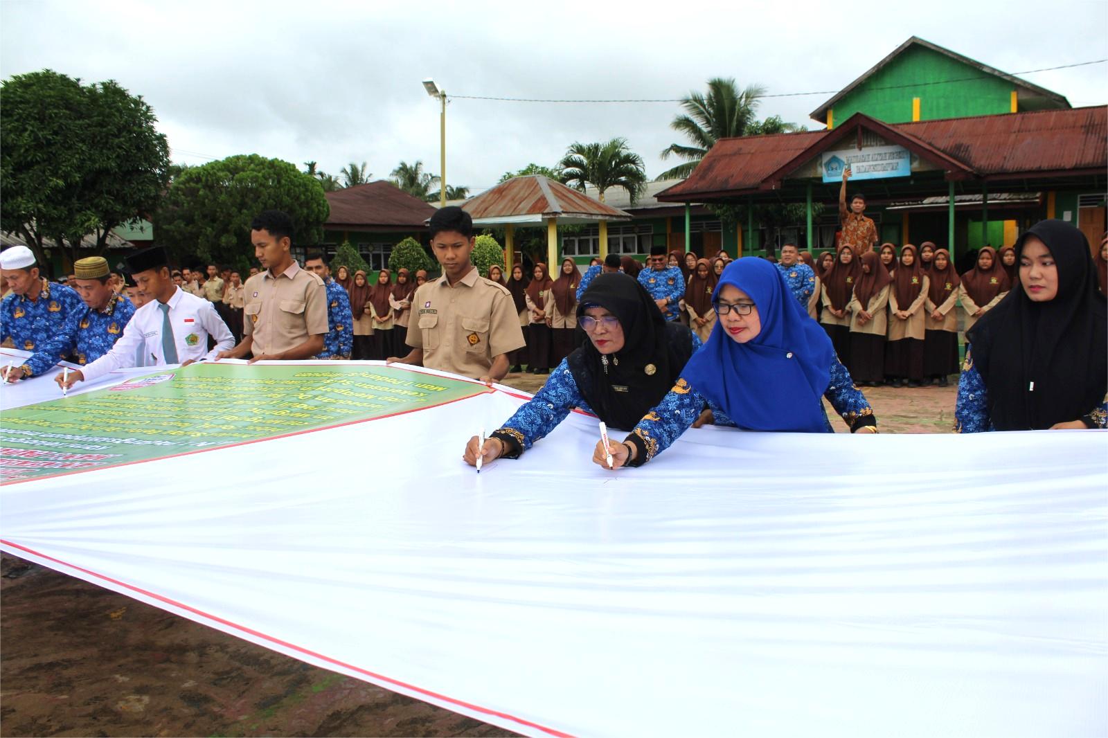 Guru dan Siswa MAN 1 Padangsidimpuan Deklarasikan Anti Bullying dan Kekerasan di Lingkungan Madrasah