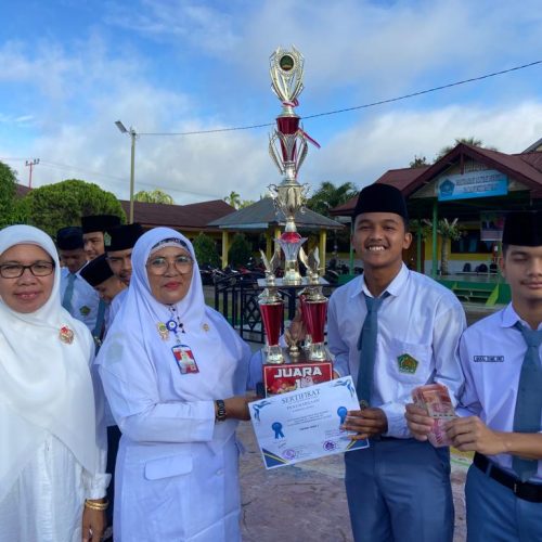 Kepala MAN 1 Padangsidimpuan Serahkan Piala Juara 1 Turnamen Futsal DEMA UIN Syahada Padangsidimpuan