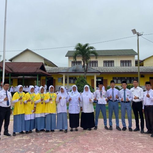 Apresiasi Prestasi Siswa , Kamad Serahkan Hadiah Kepada Siswa Berprestasi Bidang Olahraga