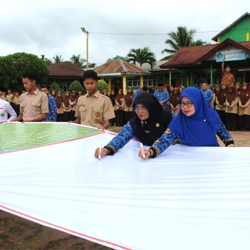 Guru dan Siswa MAN 1 Padangsidimpuan Deklarasikan Anti Bullying dan Kekerasan di Lingkungan Madrasah